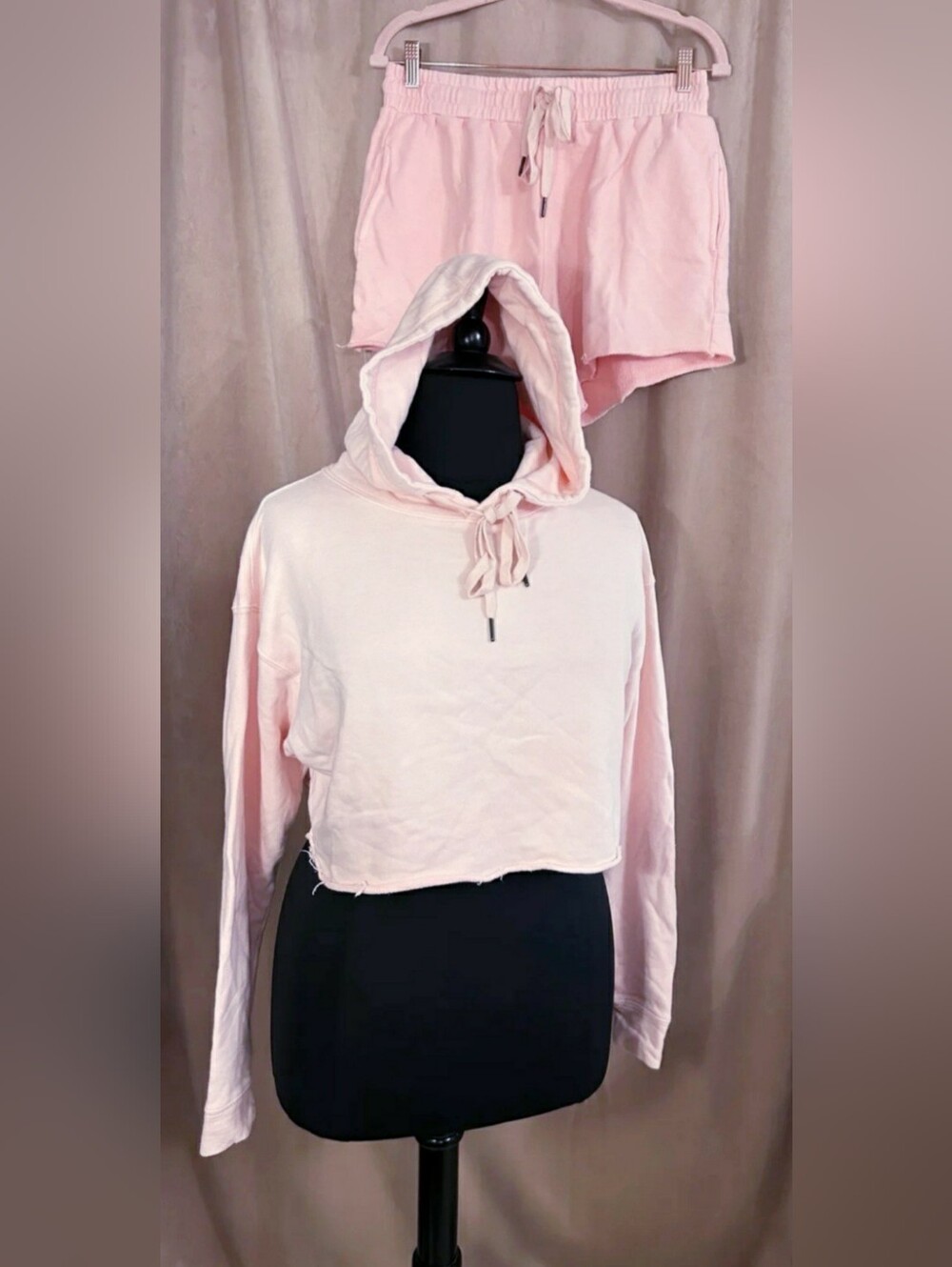VICI COLLECTION PINK CROPPED HOODIE & POCKETED SHORTS